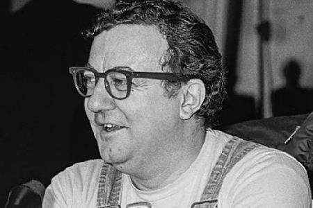 8865-coluche-rire-provocation-et-engagement-d-un-humoriste-devenu-figure-populaire
